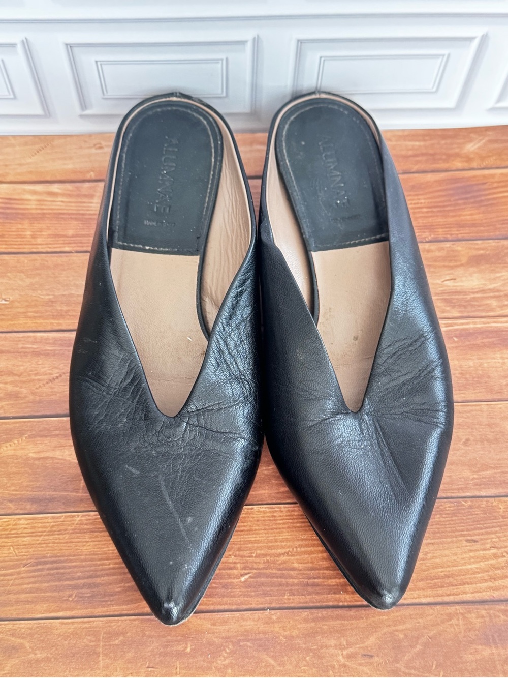 ALUMNAE Black Pointed V-Cut low Heel Mules - Picture 5 of 10